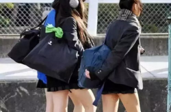 六年级夏季校服裙子白色长袜双人,白色长袜与青春的纯真印记”
